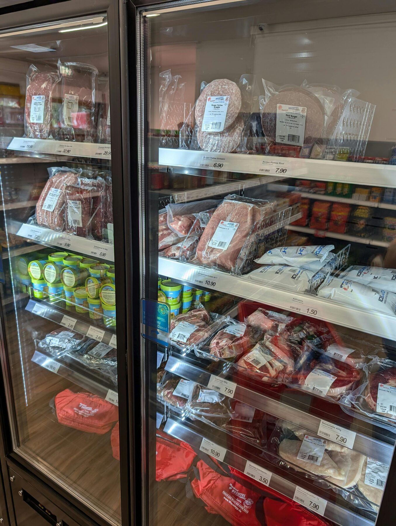 Fleisch- und Wurstspezialitäten der Fleischerei Bechtel im Kühlregal